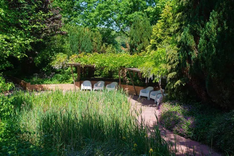 Parkachtige tuin rondom Land of Now